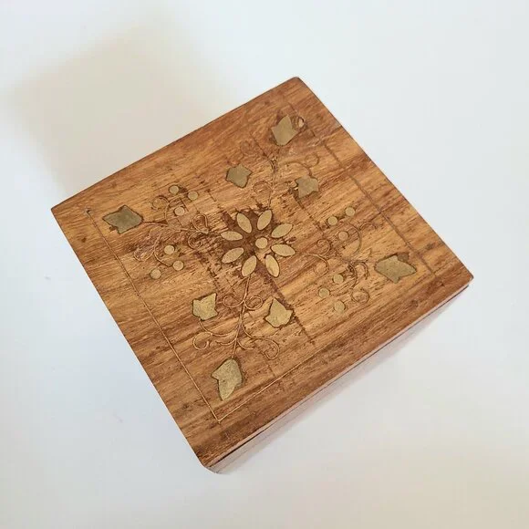 Vintage wooden trinket /jewelry box with brass floral inlay. - Picture 4 of 10